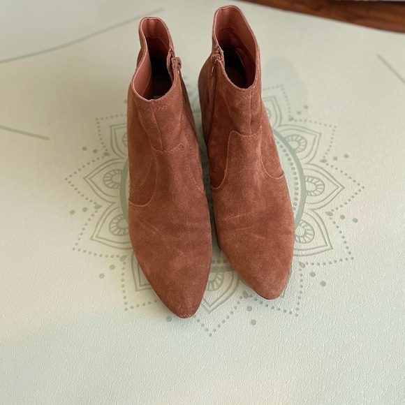 Chelsea & Violet Wren Light Brown Suede Heeled Booties Asymmetrical Boots Sz 8 - Picture 13 of 16